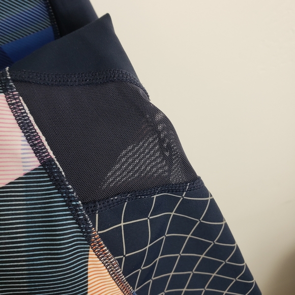 Athleta Multicolor Electric Geo Sonar Mesh Panel Capri Cropped Leggings XS - Picture 3 of 11